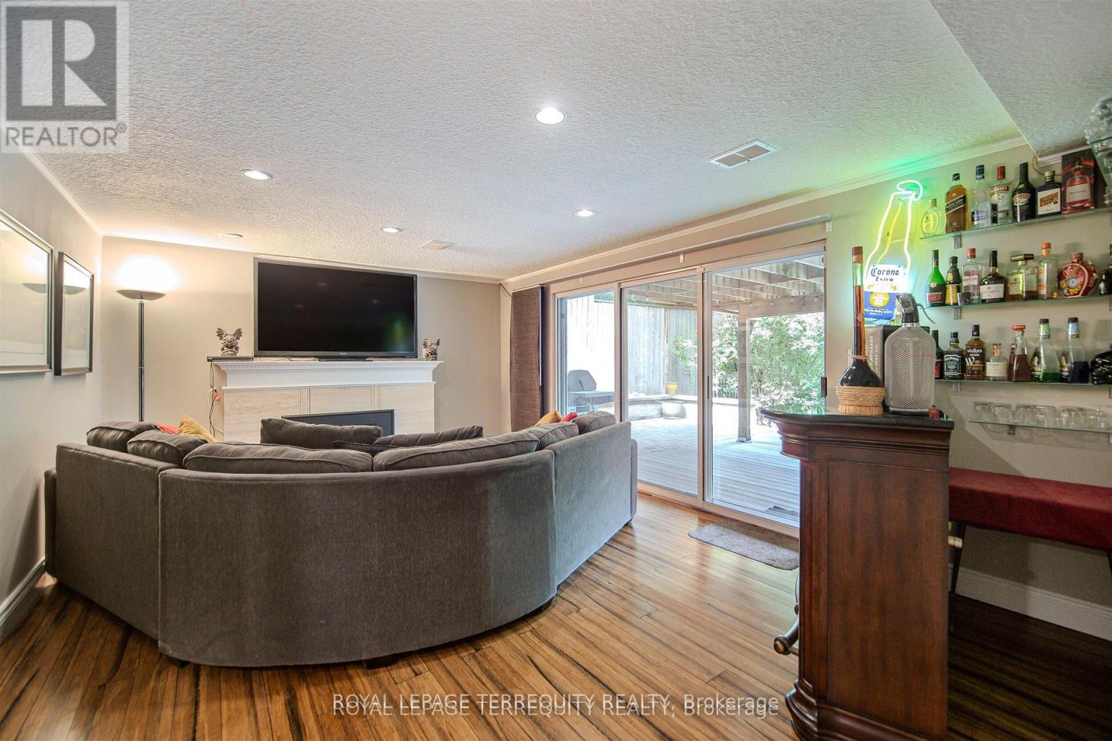 92 Saskatoon Drive, Toronto, Ontario  M9P 2G4 - Photo 29 - W12490210