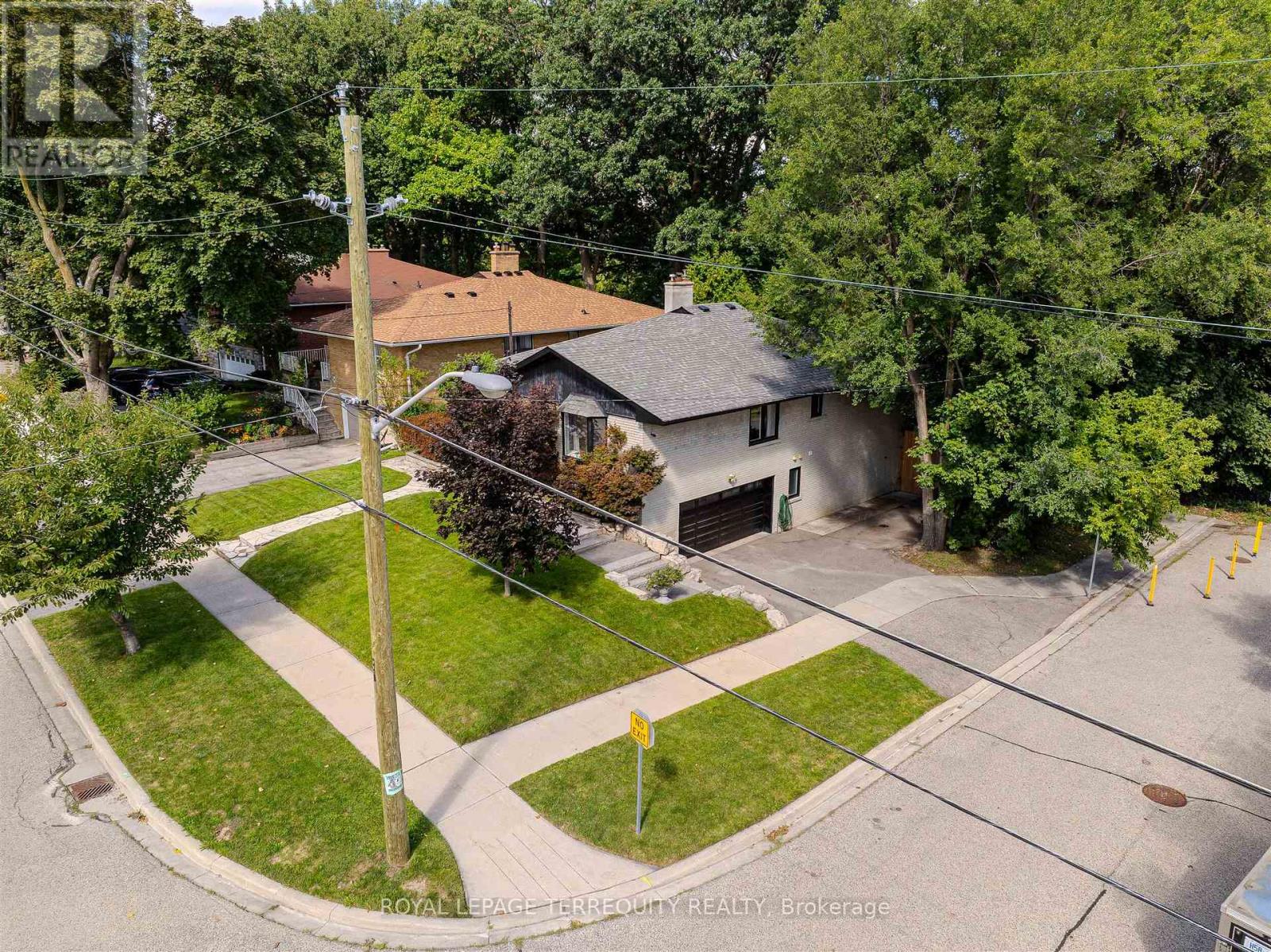 92 Saskatoon Drive, Toronto, Ontario  M9P 2G4 - Photo 3 - W12490210