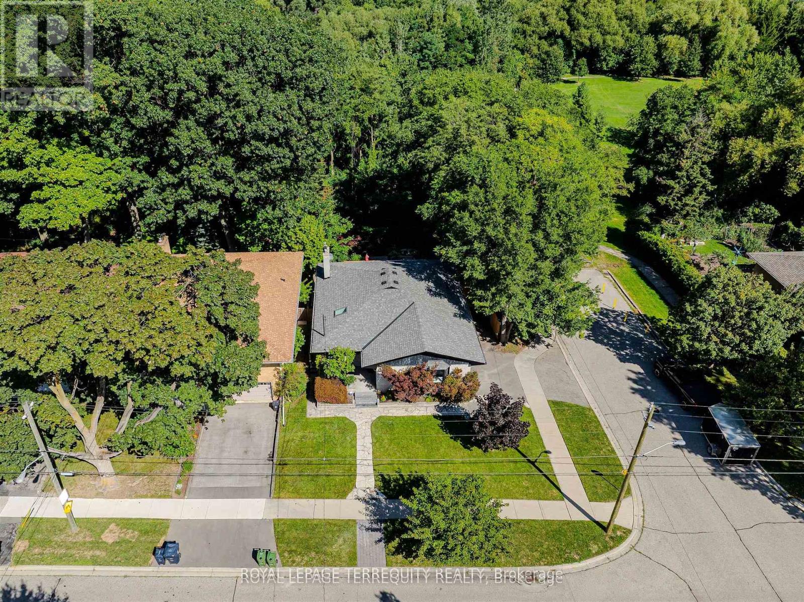 92 Saskatoon Drive, Toronto, Ontario  M9P 2G4 - Photo 6 - W12490210