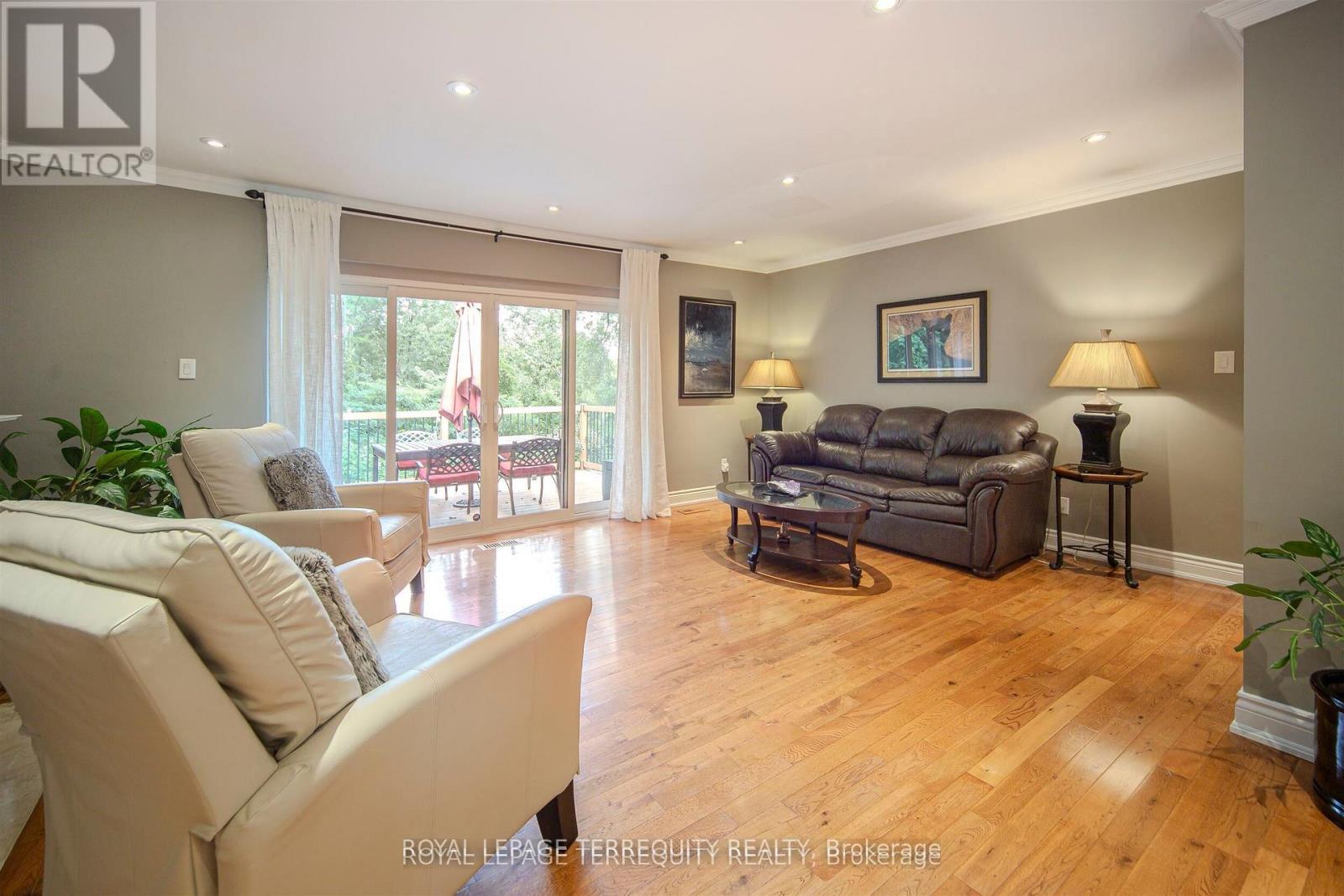 92 Saskatoon Drive, Toronto, Ontario  M9P 2G4 - Photo 12 - W12490210