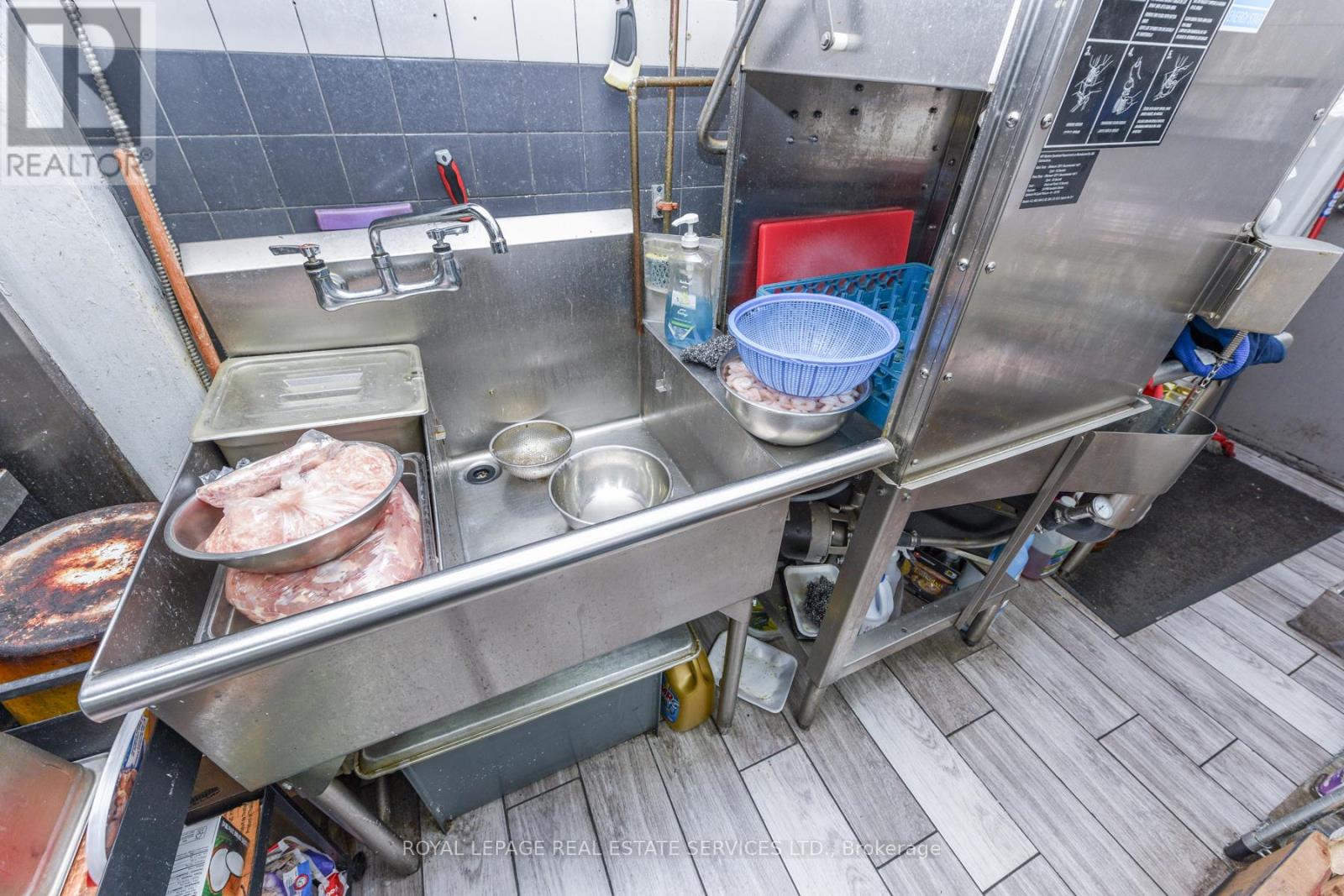 730 Lakeshore Road E, Mississauga, Ontario  L5G 1J6 - Photo 3 - W12651090