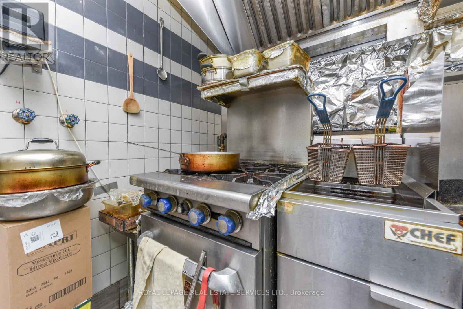 730 Lakeshore Road E, Mississauga, Ontario  L5G 1J6 - Photo 4 - W12651090