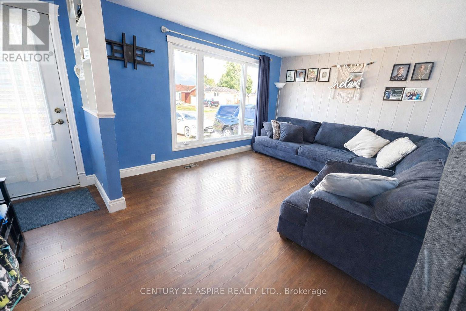 9 James Street, Petawawa, Ontario  K8H 3B4 - Photo 2 - X12642430