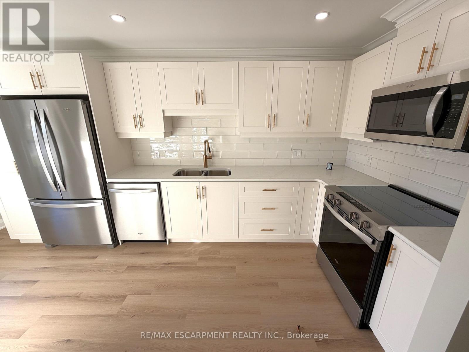 26 Szollosy Circle, Hamilton, Ontario  L9B 1T8 - Photo 2 - X12435280