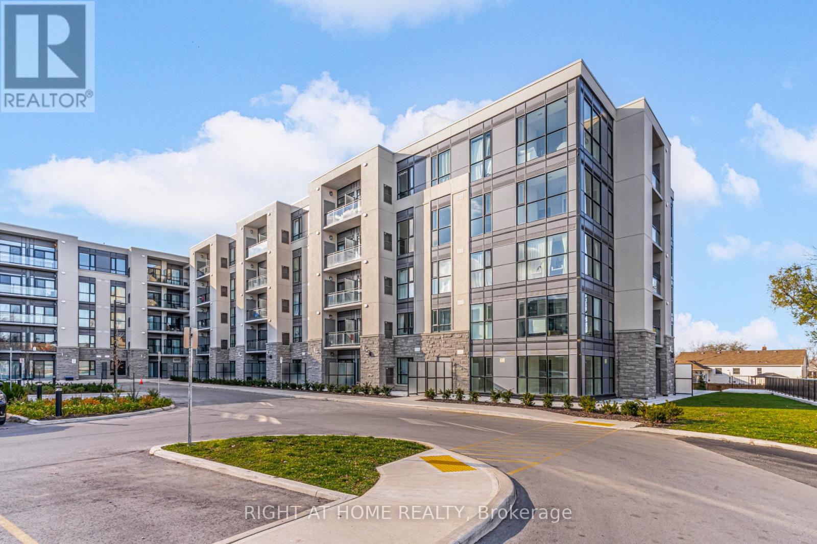 50 Herrick Avenue, St. Catharines, Ontario  L2P 0G3 - Photo 2 - X12651832