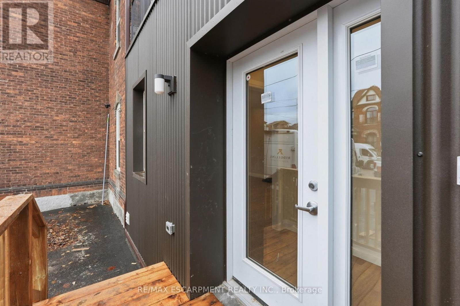 2 - 231 Park Street N, Hamilton, Ontario  L8L 1L9 - Photo 3 - X12651850