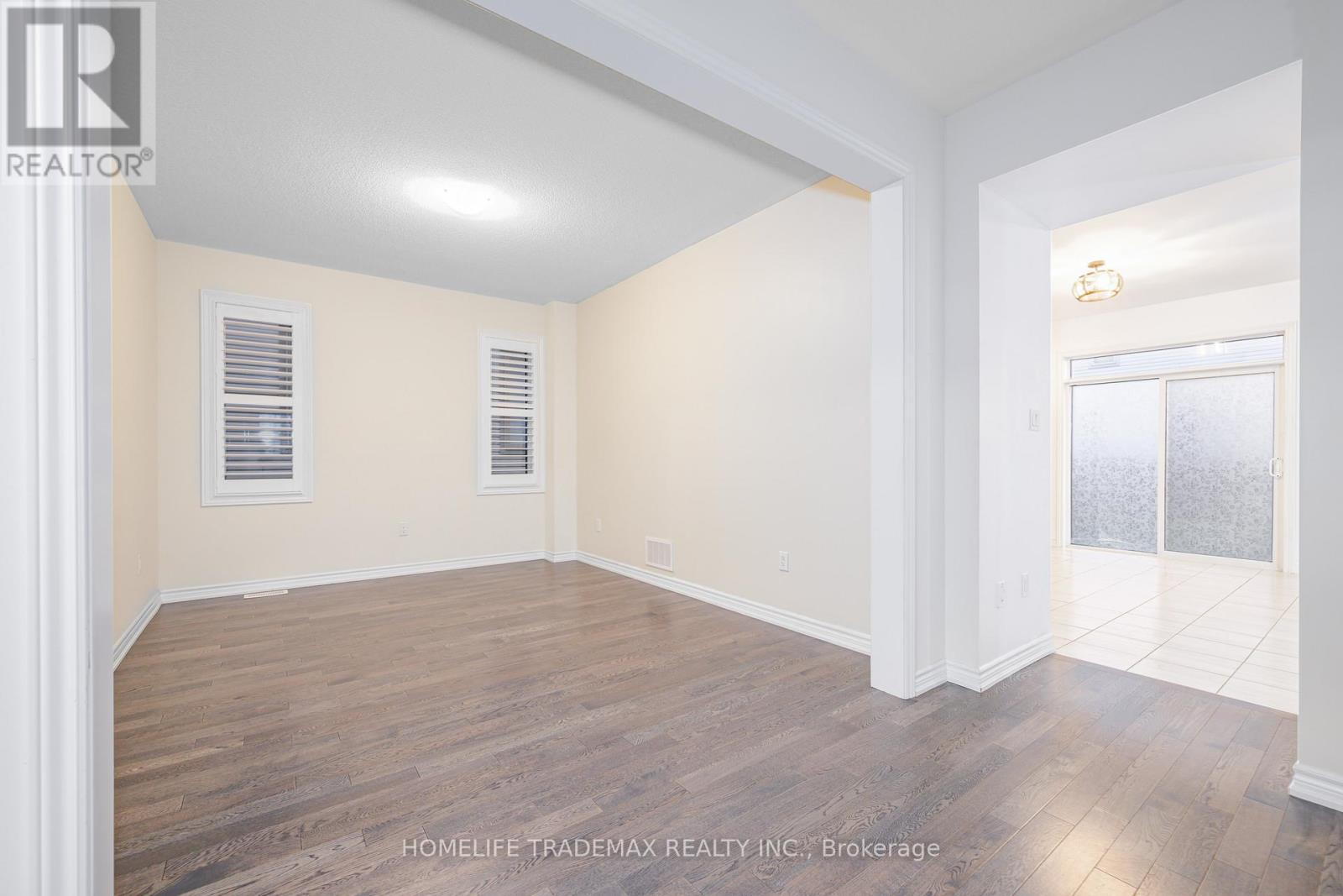 29 Hennessey Crescent, Kawartha Lakes, Ontario  K9V 0P3 - Photo 5 - X12537930