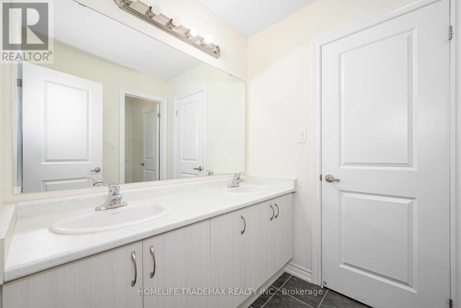 29 Hennessey Crescent, Kawartha Lakes, Ontario  K9V 0P3 - Photo 42 - X12537930