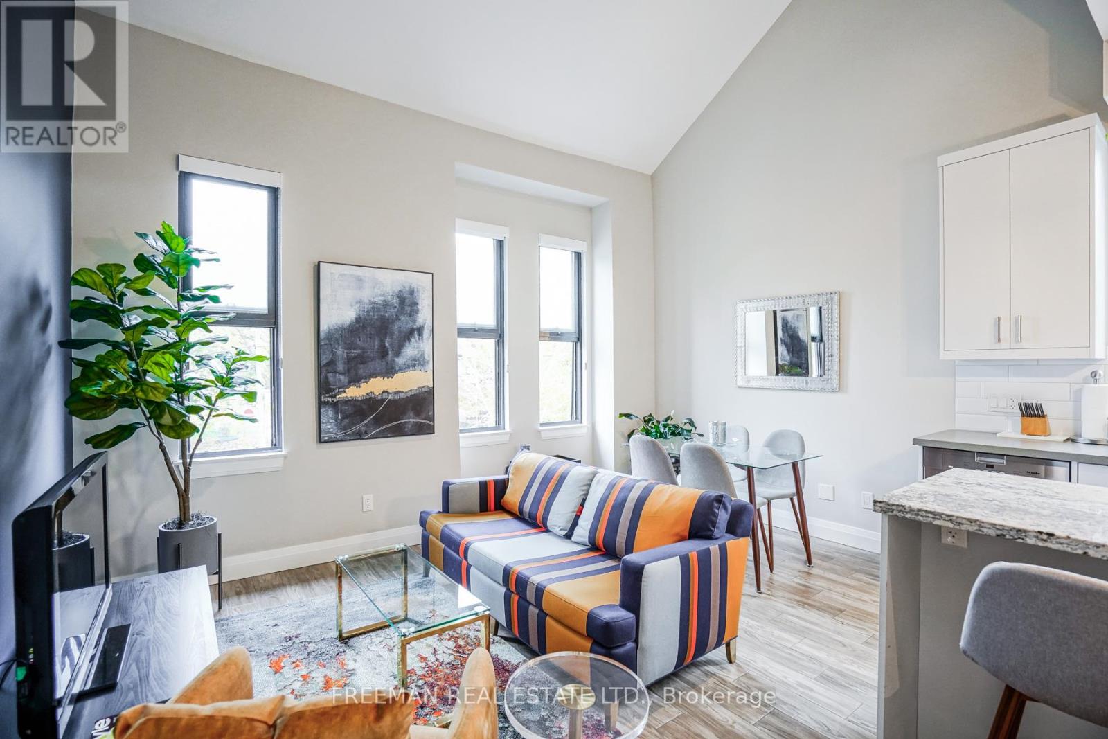 2 - 50 Russell Street, Toronto, Ontario  M5S 1B7 - Photo 3 - C12651928