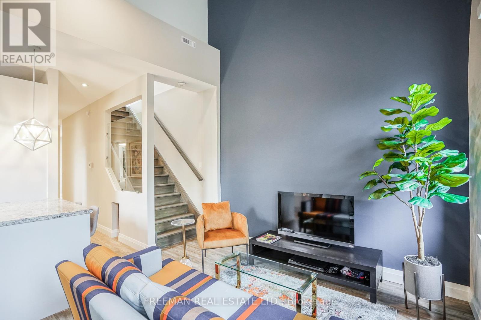 2 - 50 Russell Street, Toronto, Ontario  M5S 1B7 - Photo 4 - C12651928