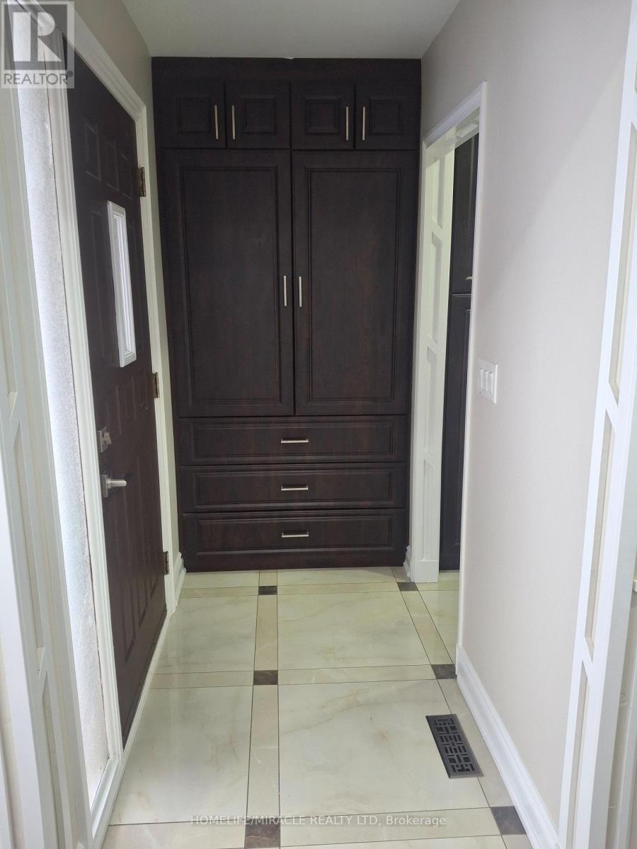 22 Graymar Road, Brampton, Ontario  L6S 1Z8 - Photo 3 - W12650644