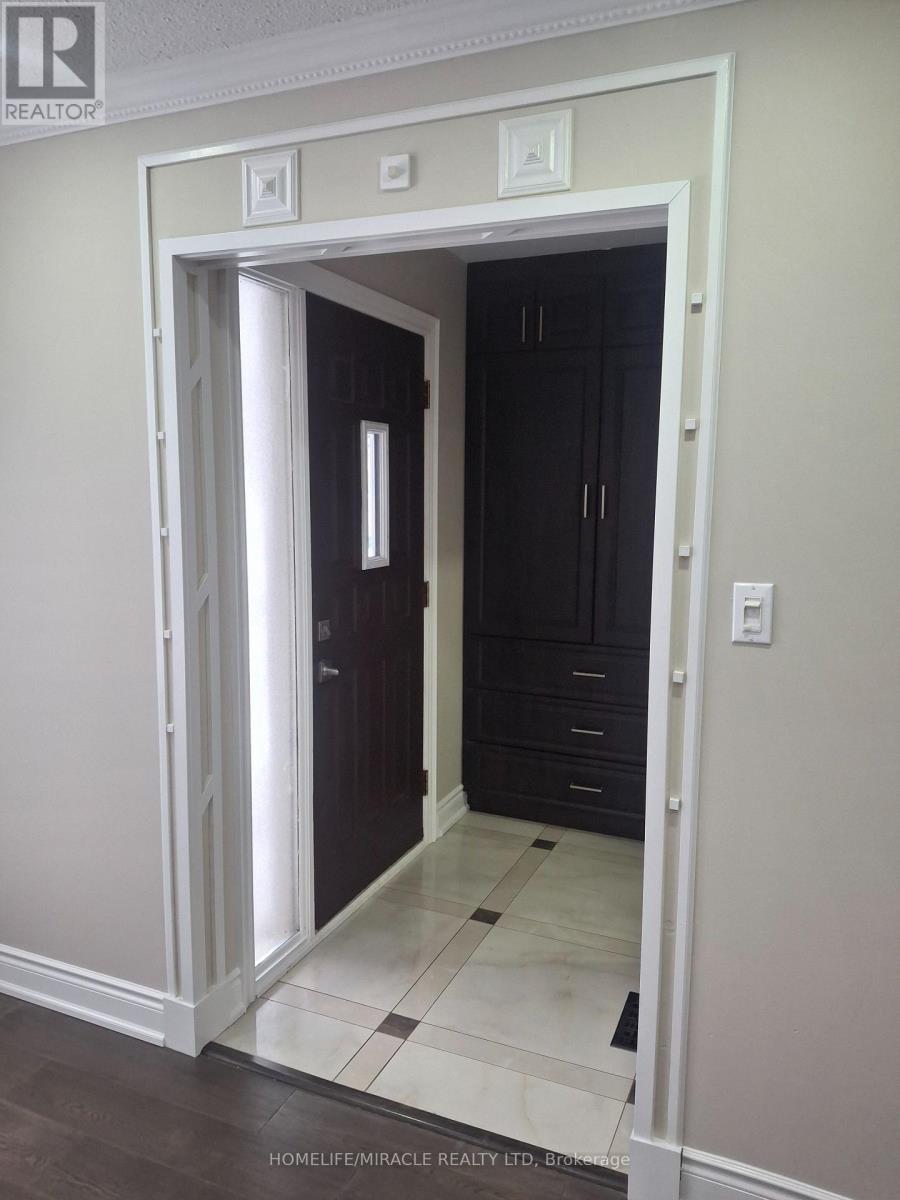 22 Graymar Road, Brampton, Ontario  L6S 1Z8 - Photo 4 - W12650644