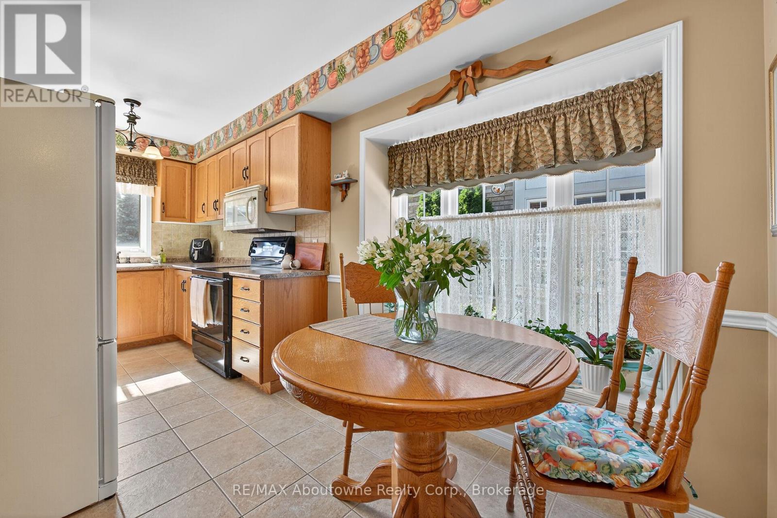 31 Elderberry Avenue, Grimsby, Ontario  L3M 5R5 - Photo 12 - X12442784