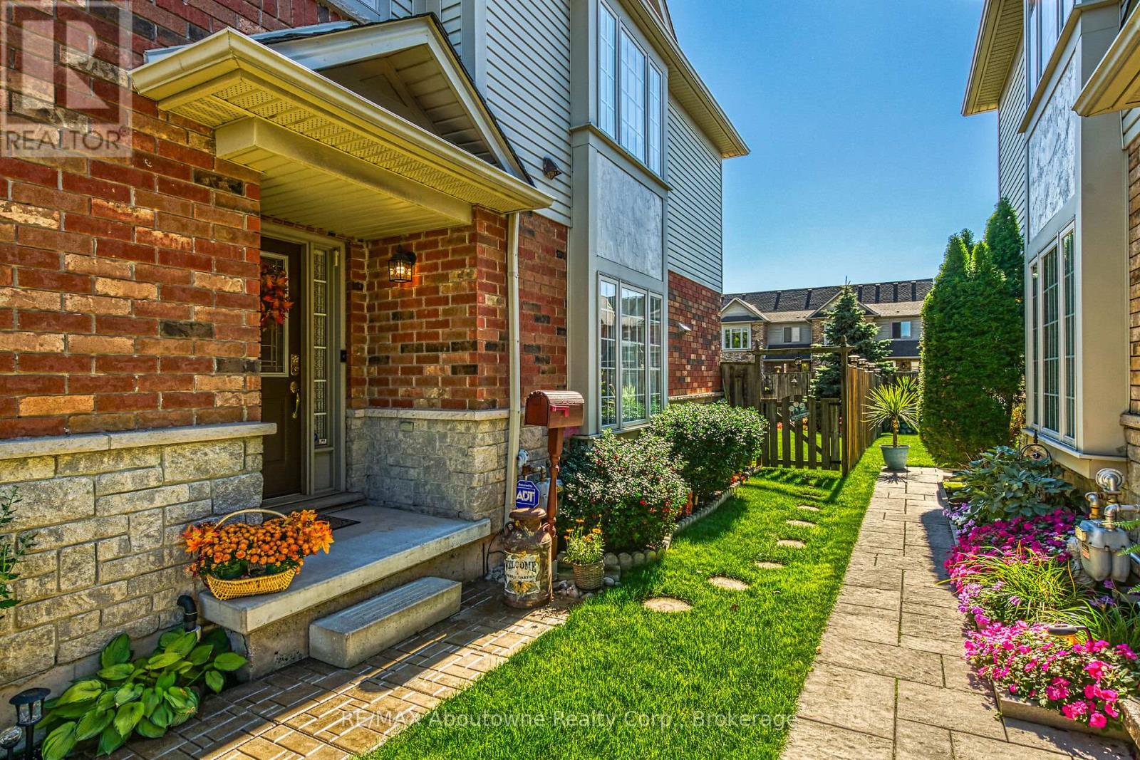 31 Elderberry Avenue, Grimsby, Ontario  L3M 5R5 - Photo 3 - X12442784