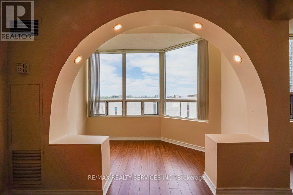 916 - 135 Hillcrest Avenue, Mississauga, Ontario  L5B 4B1 - Photo 12 - W12652042