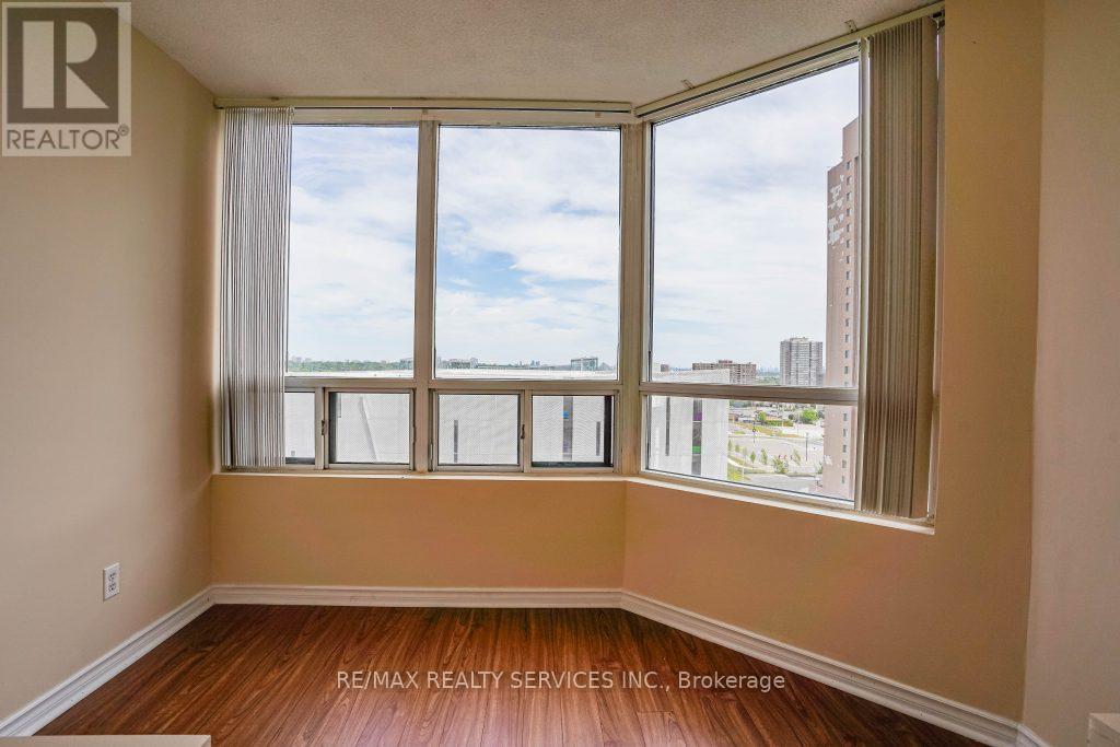 916 - 135 Hillcrest Avenue, Mississauga, Ontario  L5B 4B1 - Photo 13 - W12652042