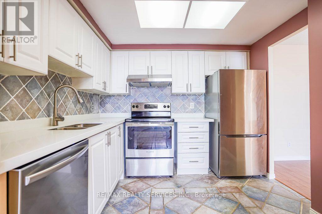 916 - 135 Hillcrest Avenue, Mississauga, Ontario  L5B 4B1 - Photo 17 - W12652042