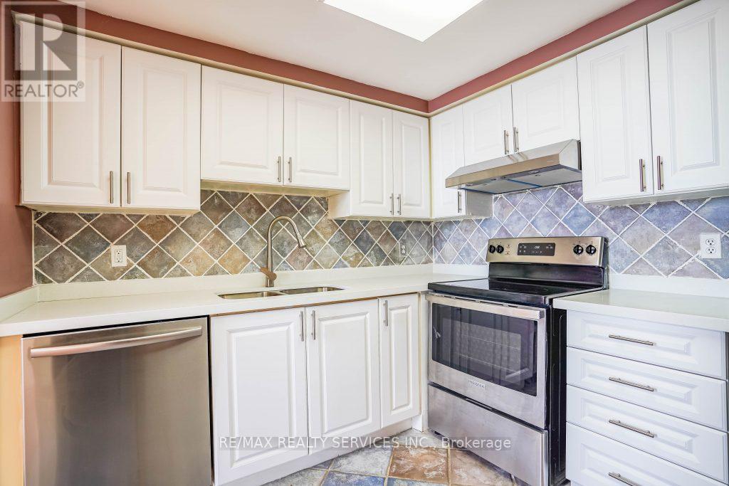 916 - 135 Hillcrest Avenue, Mississauga, Ontario  L5B 4B1 - Photo 18 - W12652042