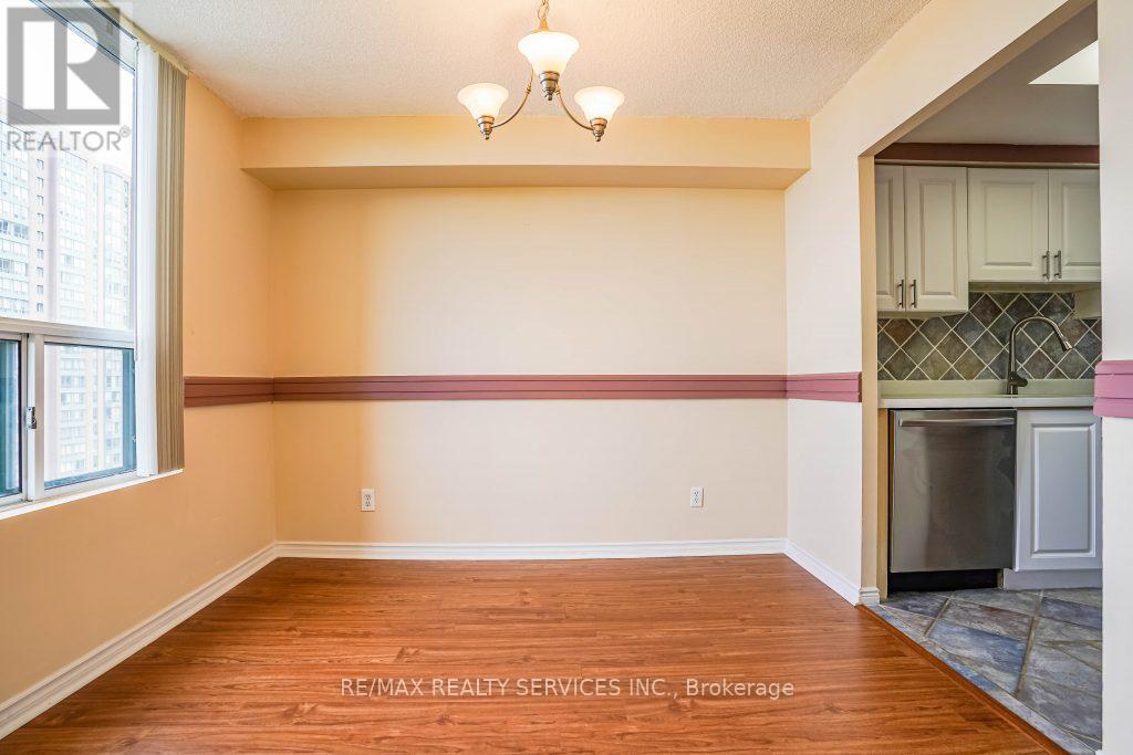 916 - 135 Hillcrest Avenue, Mississauga, Ontario  L5B 4B1 - Photo 21 - W12652042