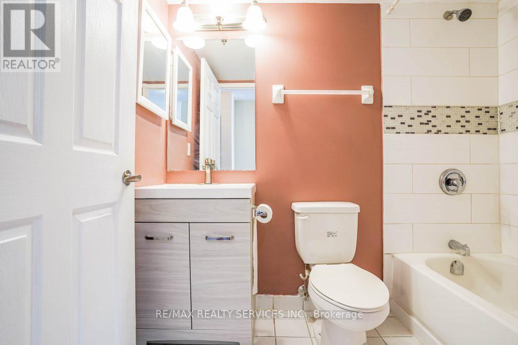 916 - 135 Hillcrest Avenue, Mississauga, Ontario  L5B 4B1 - Photo 7 - W12652042