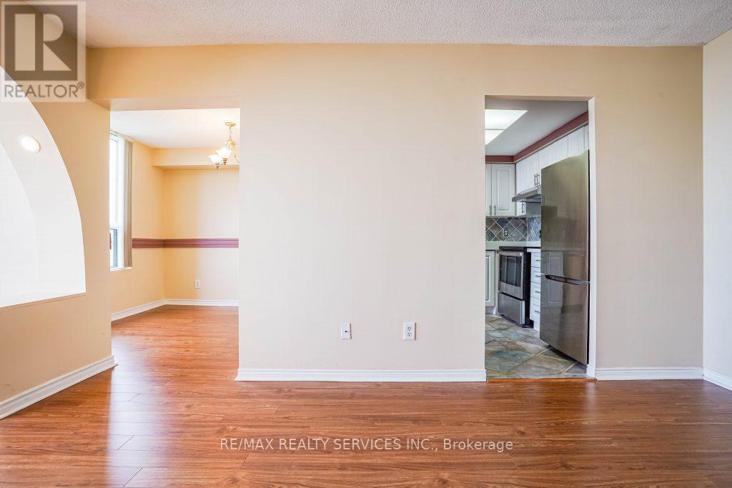 916 - 135 Hillcrest Avenue, Mississauga, Ontario  L5B 4B1 - Photo 9 - W12652042