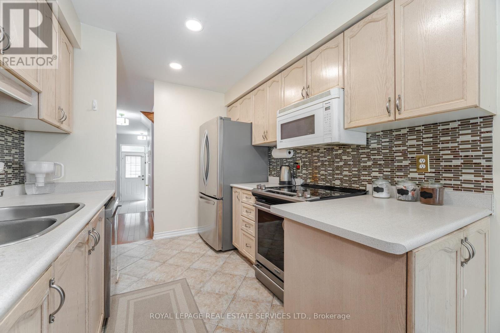 30 - 833 Scollard Court, Mississauga, Ontario  L5V 2B4 - Photo 11 - W12652060