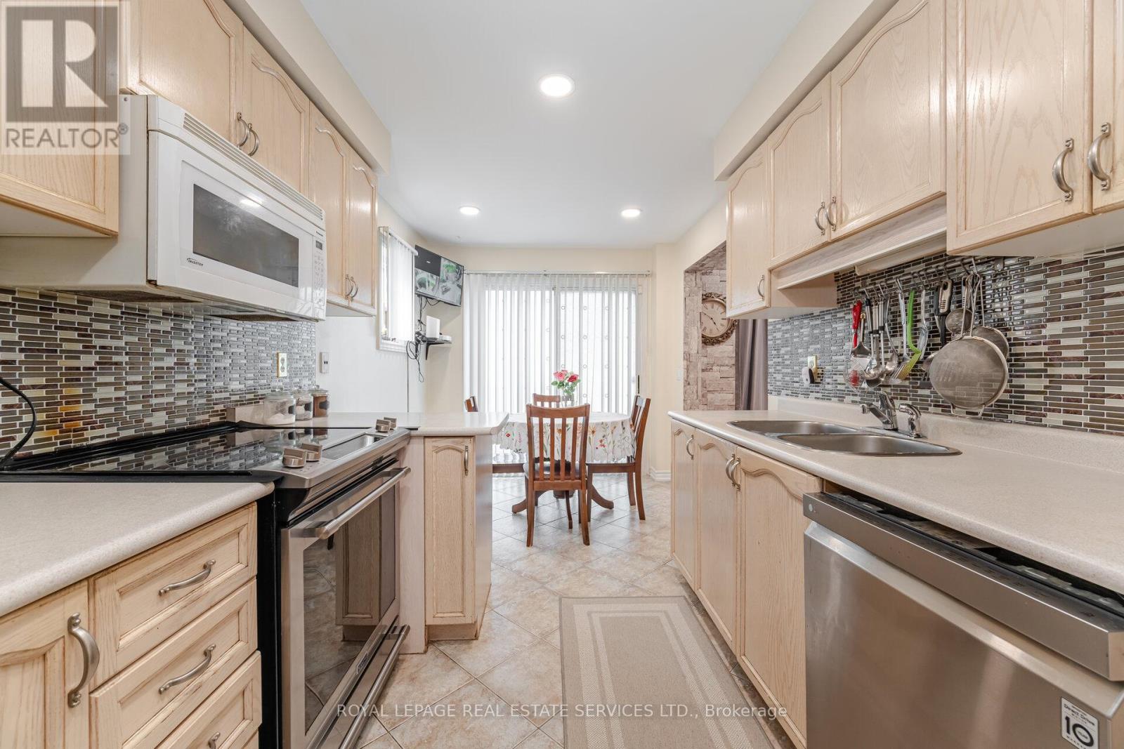 30 - 833 Scollard Court, Mississauga, Ontario  L5V 2B4 - Photo 12 - W12652060