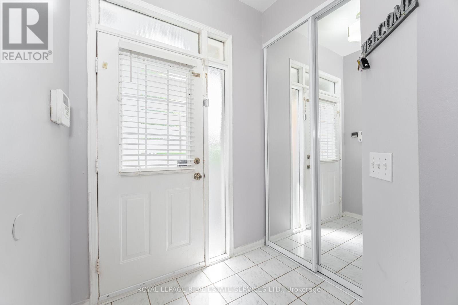 30 - 833 Scollard Court, Mississauga, Ontario  L5V 2B4 - Photo 5 - W12652060