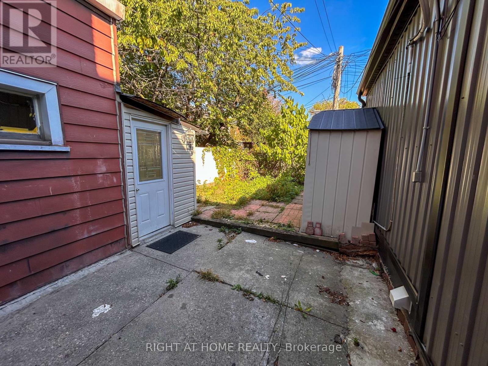 B - 1039 Ossington Avenue, Toronto, Ontario  M6G 3V9 - Photo 8 - W12608644