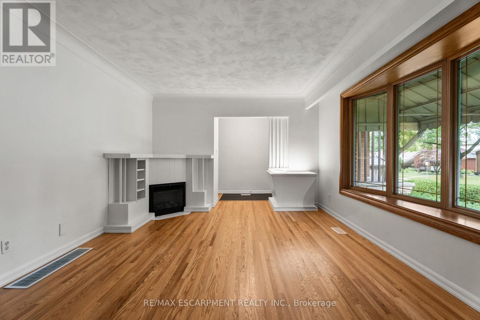 98 Laurier Avenue, Hamilton, Ontario  L9C 3S4 - Photo 5 - X12652044