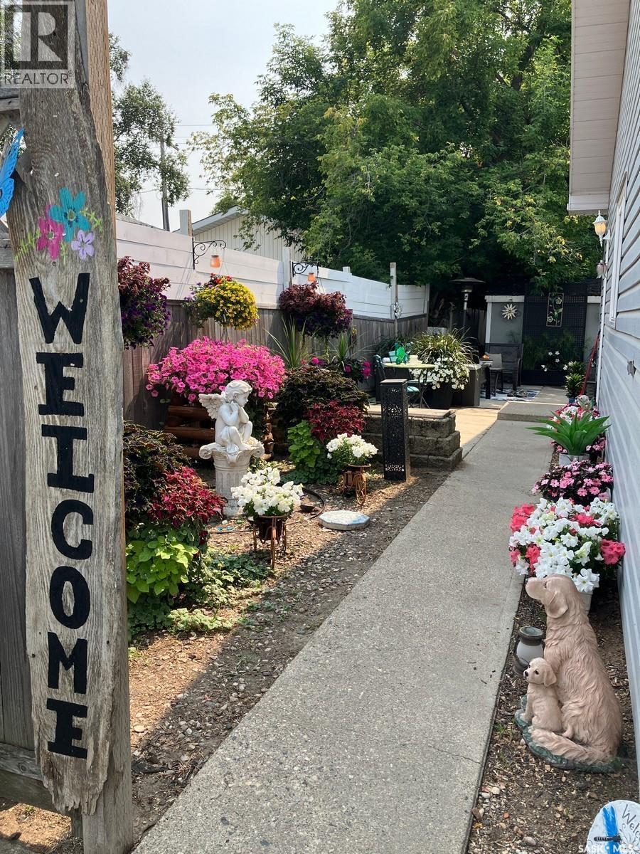 804 - 806 9th Avenue W, Nipawin, Saskatchewan  S0E 1E0 - Photo 2 - SK014517