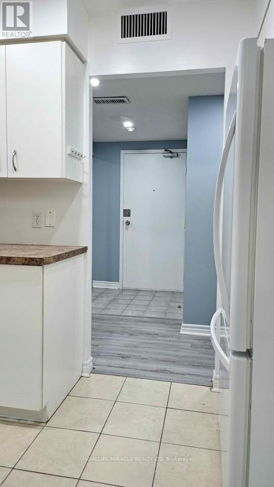 201 - 4872 Valley Way, Niagara Falls, Ontario  L2E 1W3 - Photo 2 - X12652168