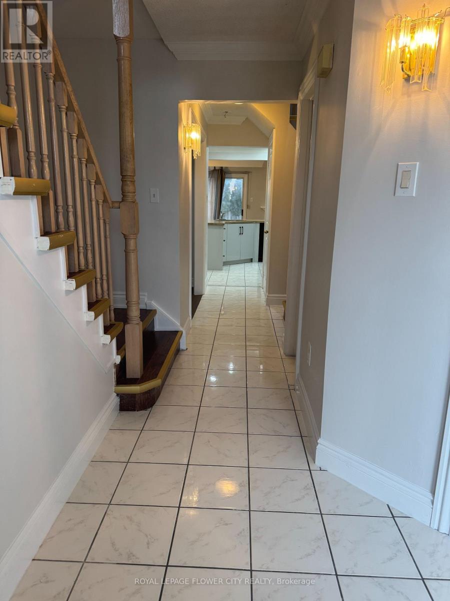 16 Langdale Crescent, Brampton, Ontario  L6Y 4S2 - Photo 4 - W12649530