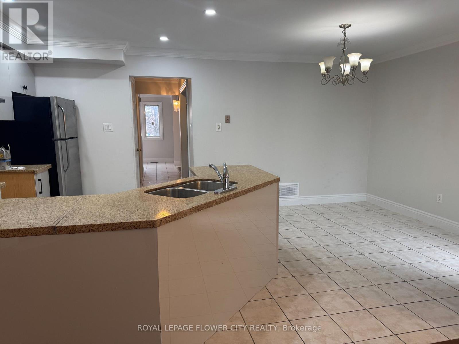 16 Langdale Crescent, Brampton, Ontario  L6Y 4S2 - Photo 7 - W12649530