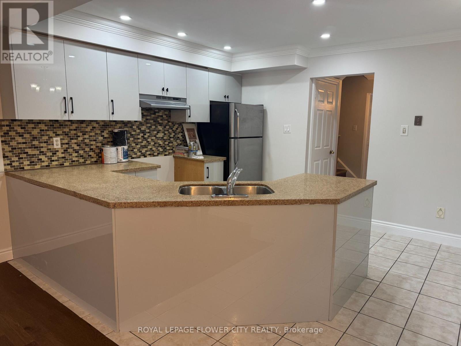 16 Langdale Crescent, Brampton, Ontario  L6Y 4S2 - Photo 6 - W12649530