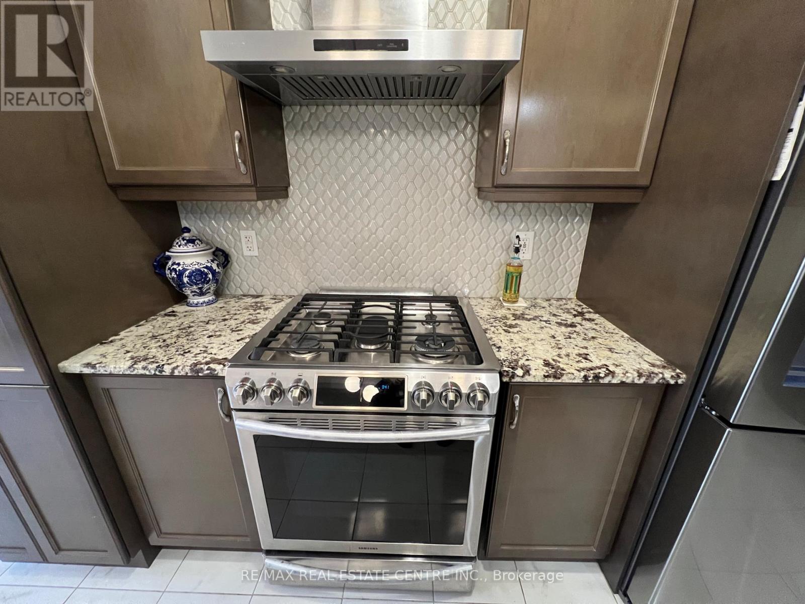 1300 Basswood Crescent, Milton, Ontario  L9T 7E7 - Photo 16 - W12650970