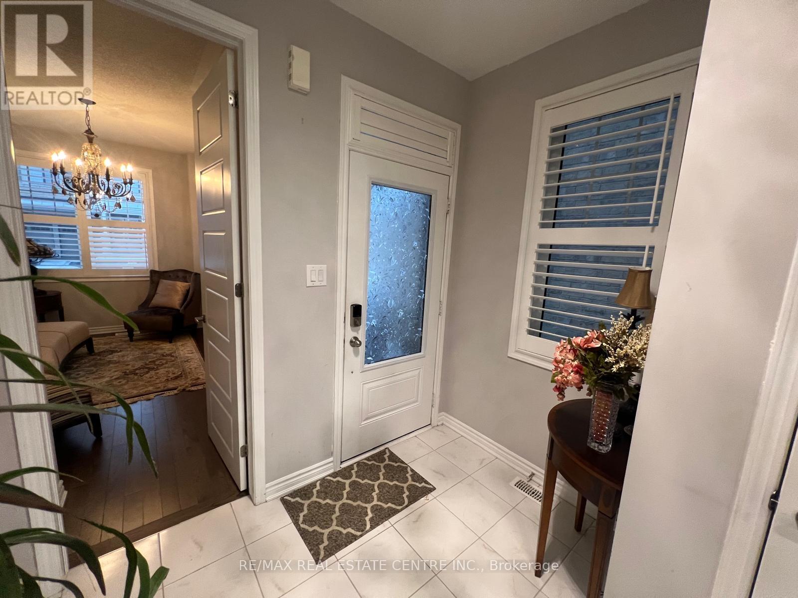 1300 Basswood Crescent, Milton, Ontario  L9T 7E7 - Photo 6 - W12650970