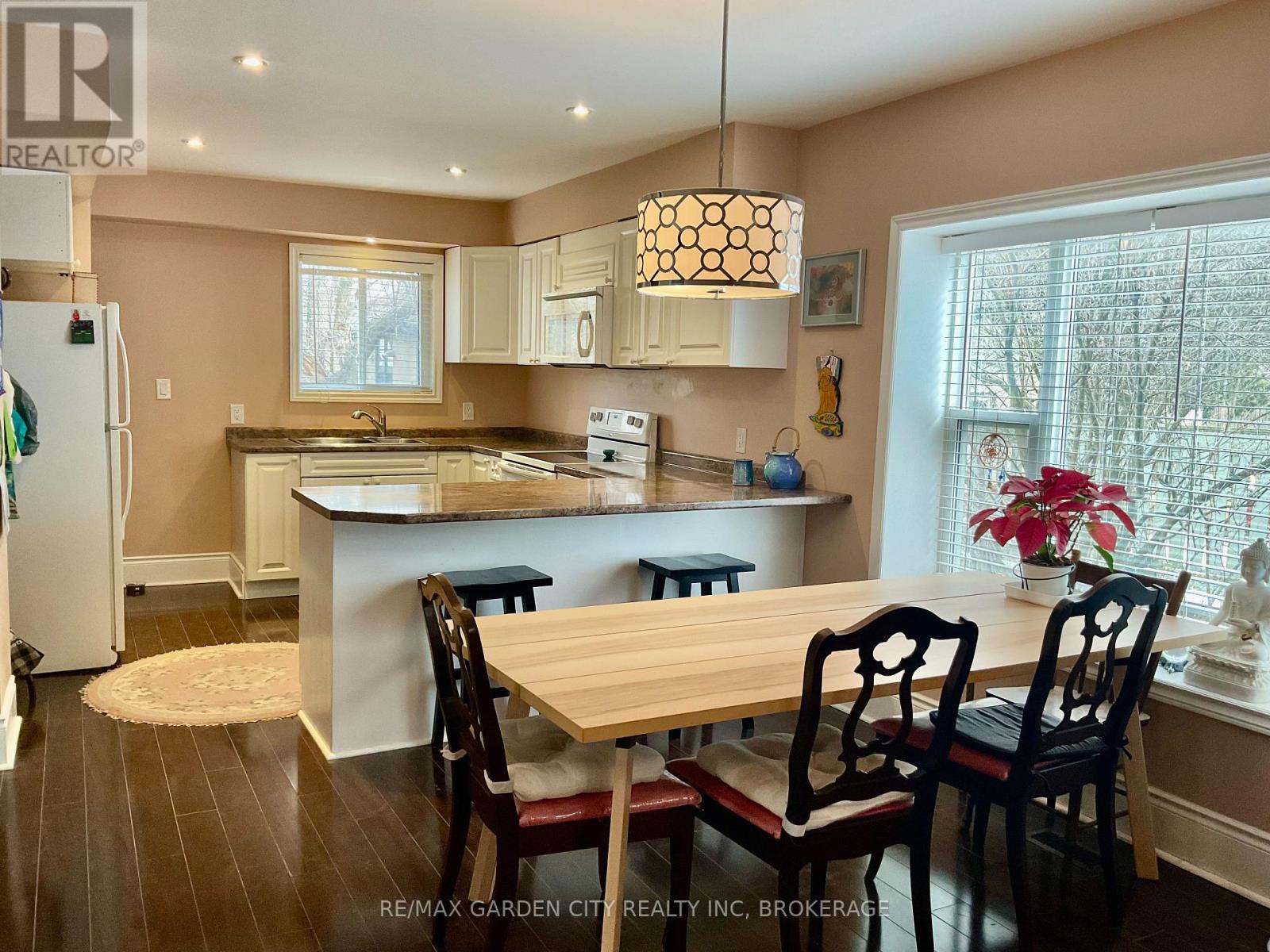 16 Ida Street, St. Catharines, Ontario  L2R 3X4 - Photo 5 - X12485392