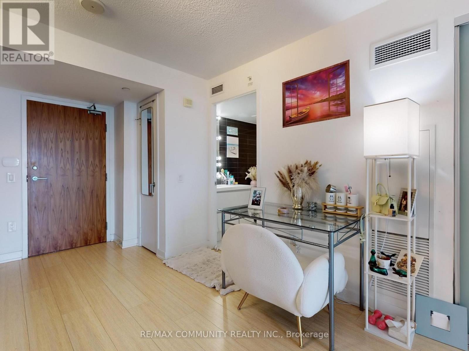 2210 - 85 Queens Wharf Road, Toronto, Ontario  M5V 0J9 - Photo 18 - C12652254