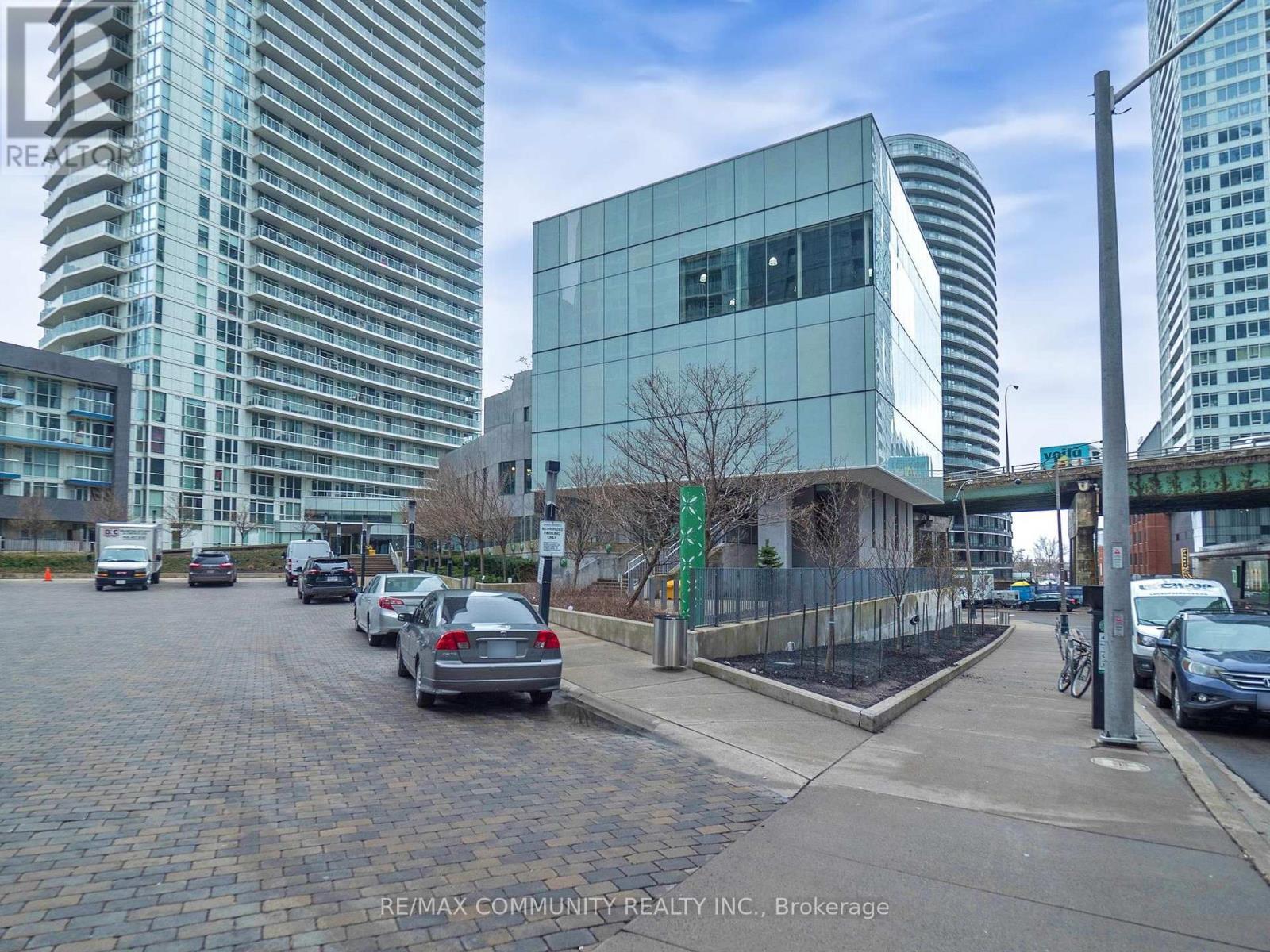 2210 - 85 Queens Wharf Road, Toronto, Ontario  M5V 0J9 - Photo 4 - C12652254