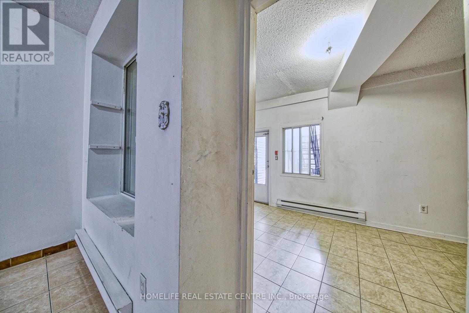 203 - 223 Jameson Avenue, Toronto, Ontario  M6K 2Y7 - Photo 5 - W12652274