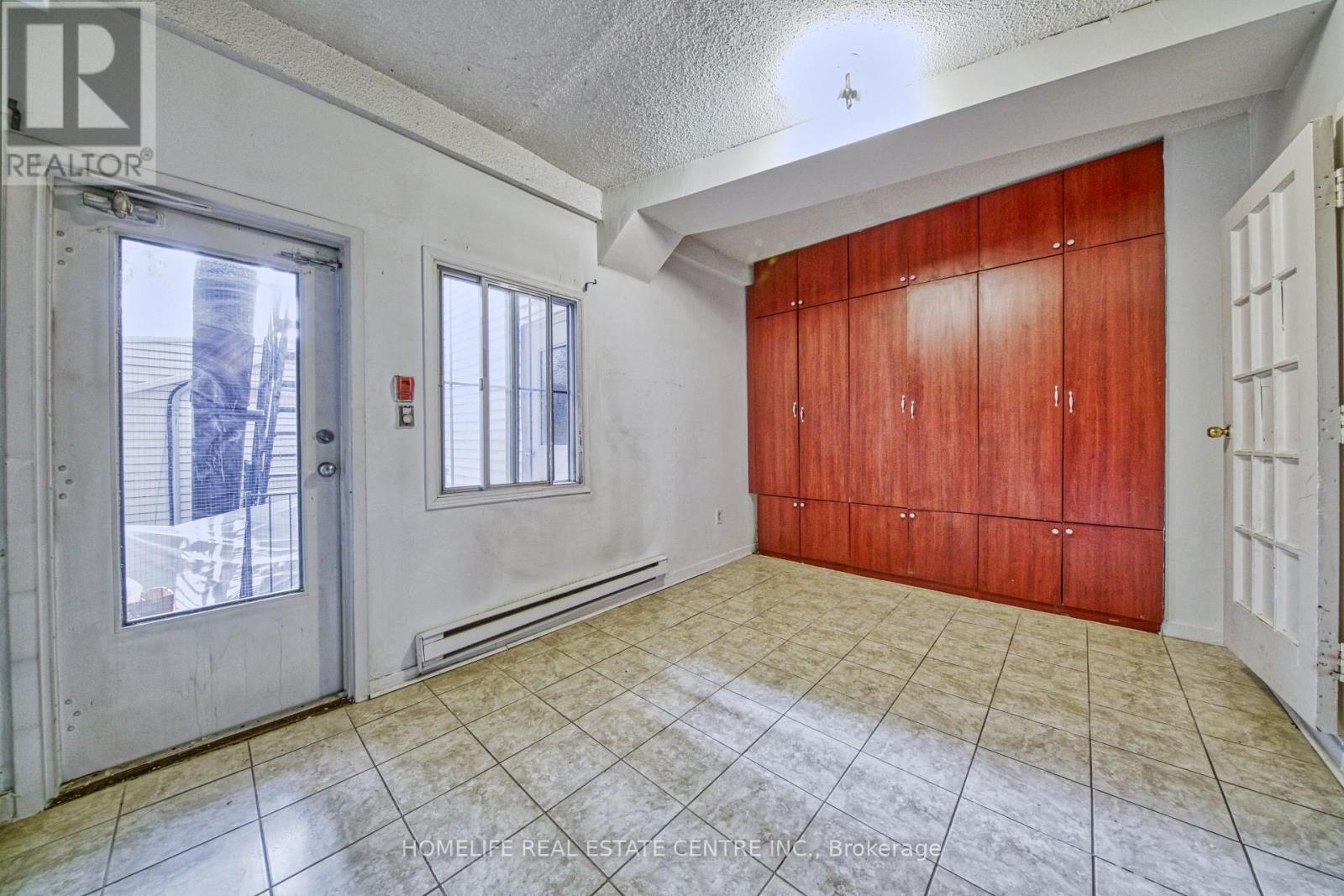 203 - 223 Jameson Avenue, Toronto, Ontario  M6K 2Y7 - Photo 6 - W12652274