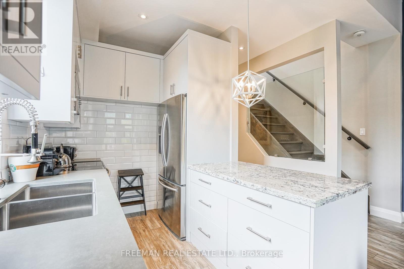 2 - 50 Russell Street, Toronto, Ontario  M5S 1B7 - Photo 9 - C12651928