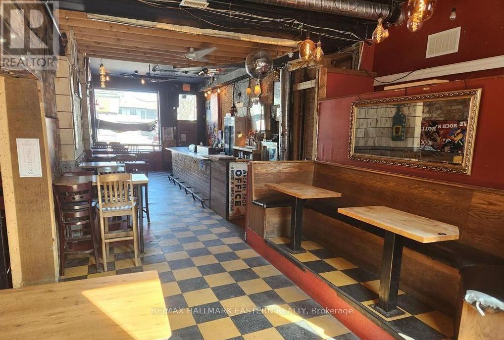 199 Hunter Street, Peterborough (Town Ward 3), Ontario  K9H 2L1 - Photo 8 - X12652286