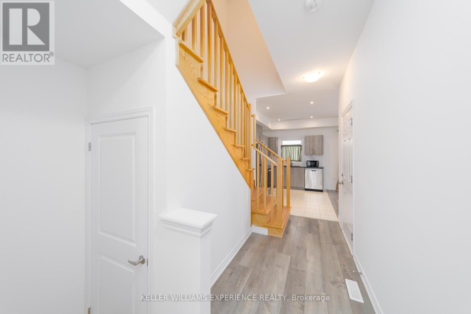 8 Wagon Lane, Barrie, Ontario  L9J 0V1 - Photo 4 - S12652384