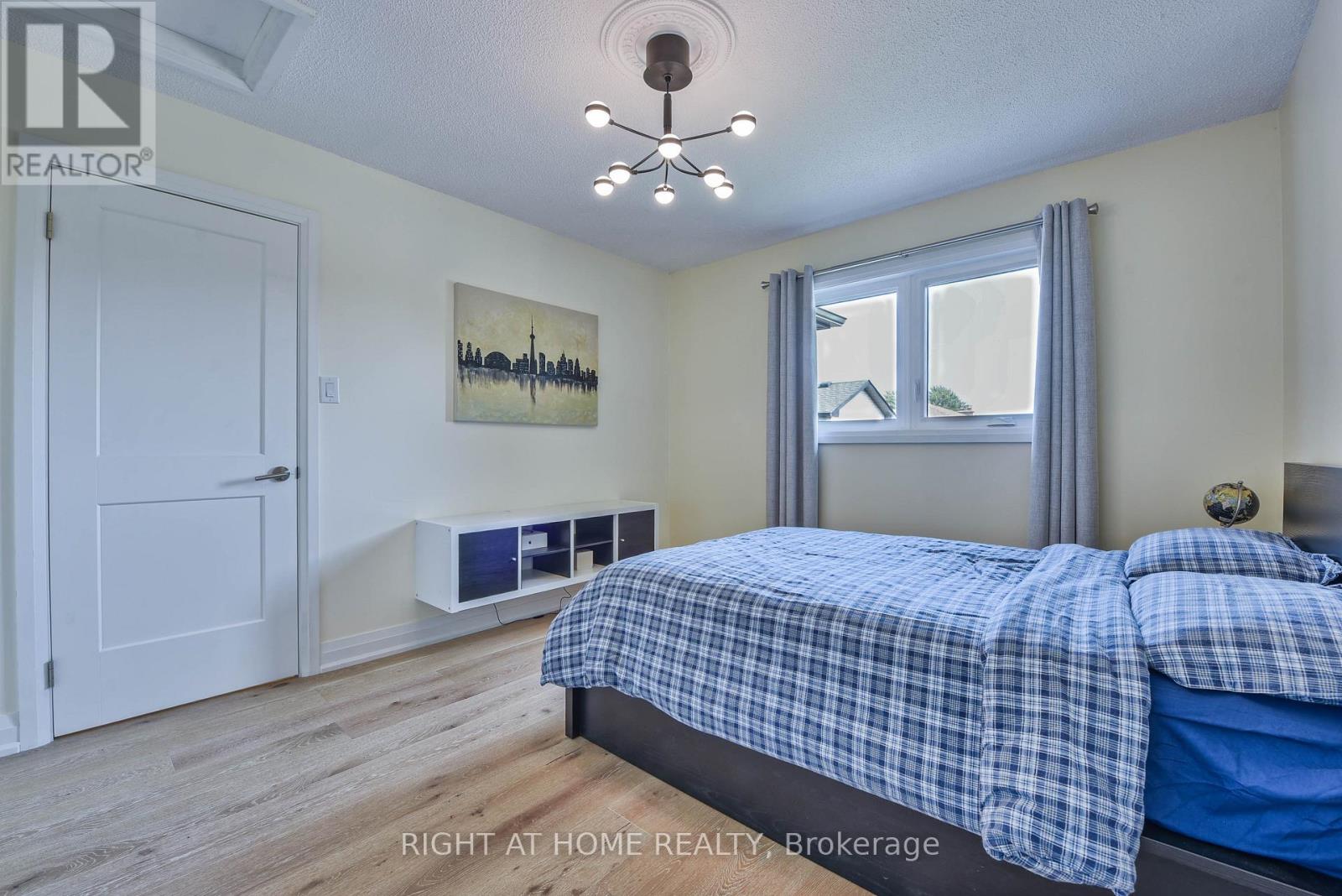 1517 Queensbury Crescent, Oakville, Ontario  L6H 4G6 - Photo 29 - W12652372