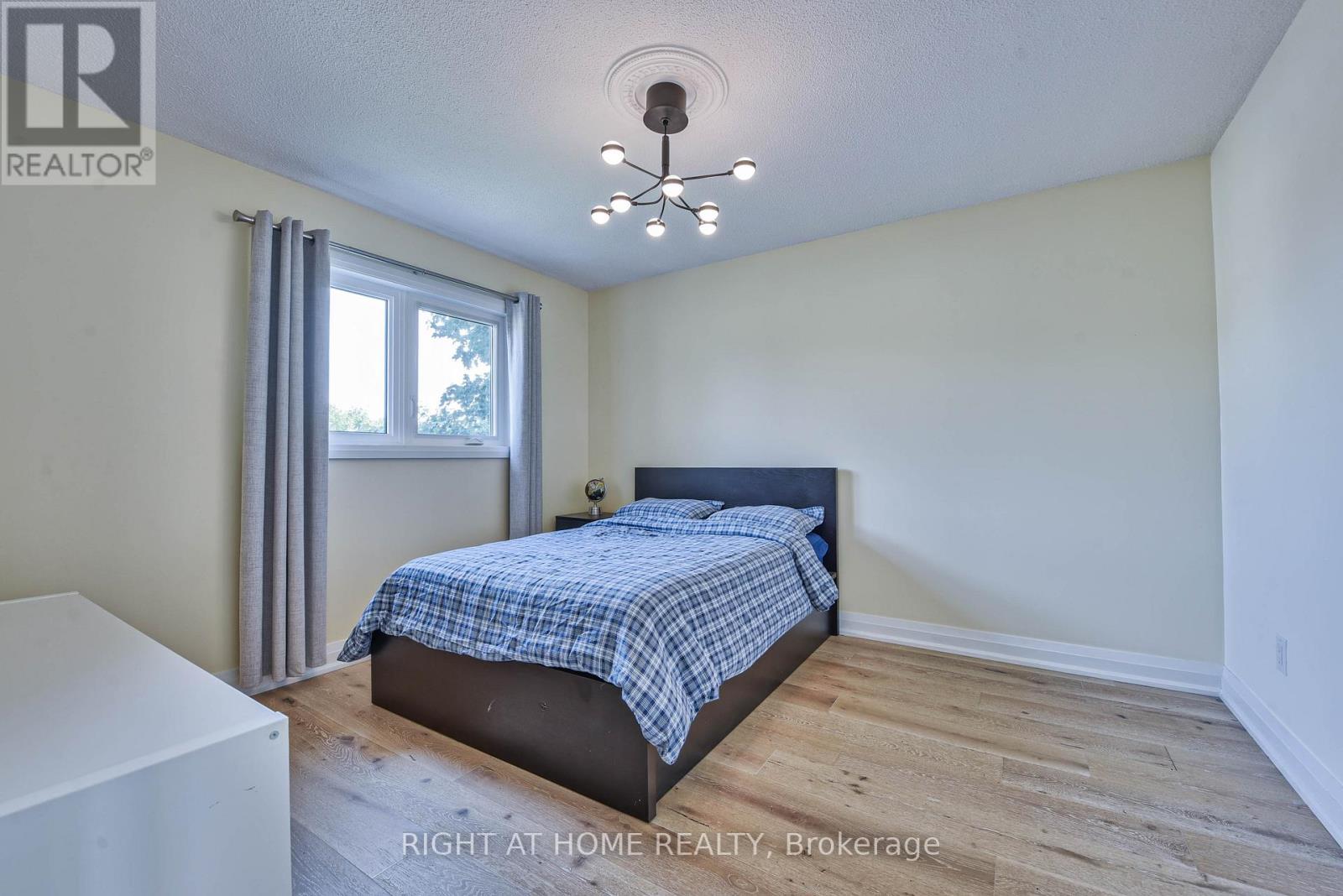 1517 Queensbury Crescent, Oakville, Ontario  L6H 4G6 - Photo 30 - W12652372