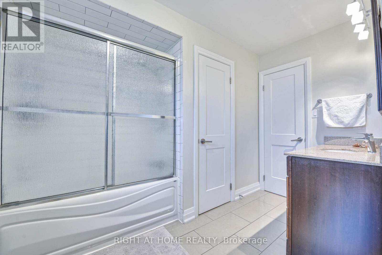 1517 Queensbury Crescent, Oakville, Ontario  L6H 4G6 - Photo 33 - W12652372