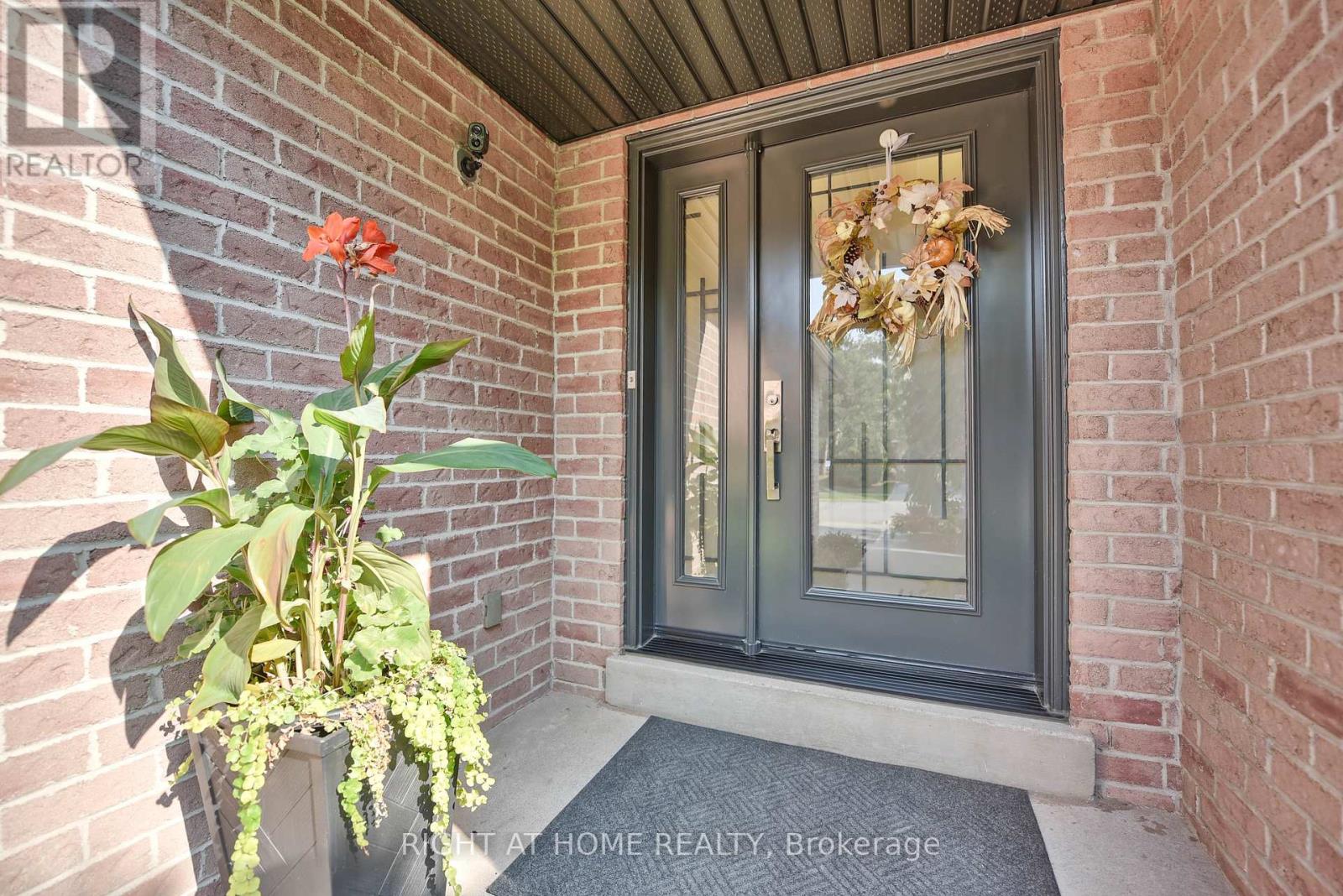 1517 Queensbury Crescent, Oakville, Ontario  L6H 4G6 - Photo 4 - W12652372