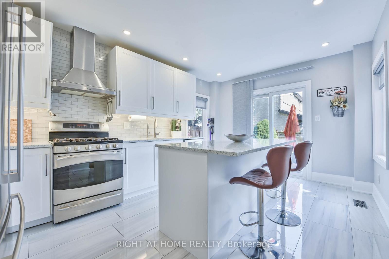 1517 Queensbury Crescent, Oakville, Ontario  L6H 4G6 - Photo 9 - W12652372